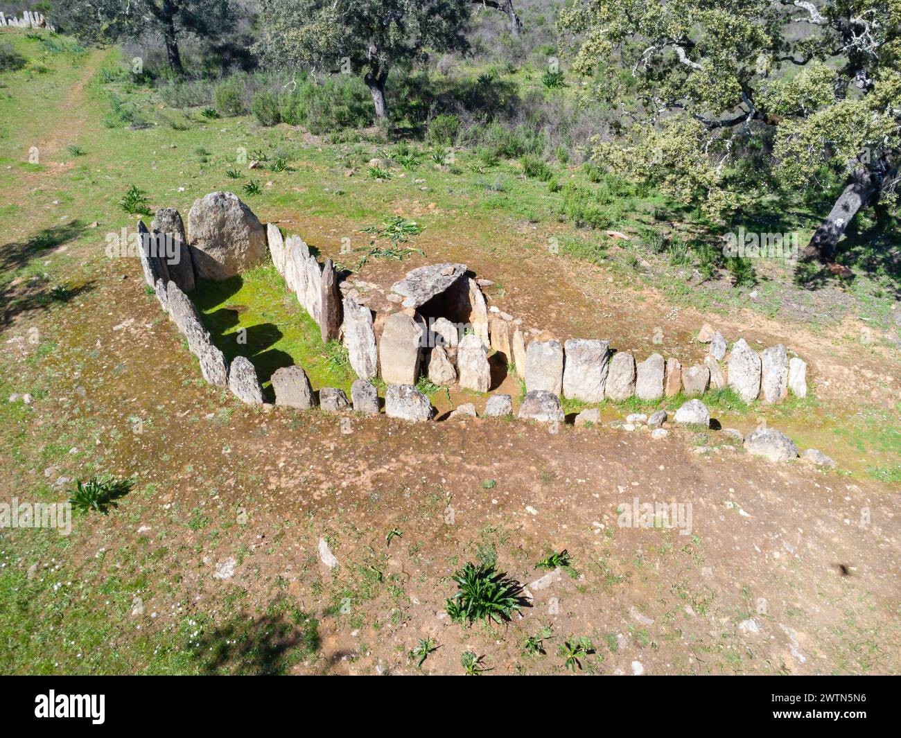 Veduta aerea del monolite numero 4, noto come de la Encina, che fa parte del complesso dolmen di Gabrieles, nel comune di Valverde del Camino, Huelv Foto Stock