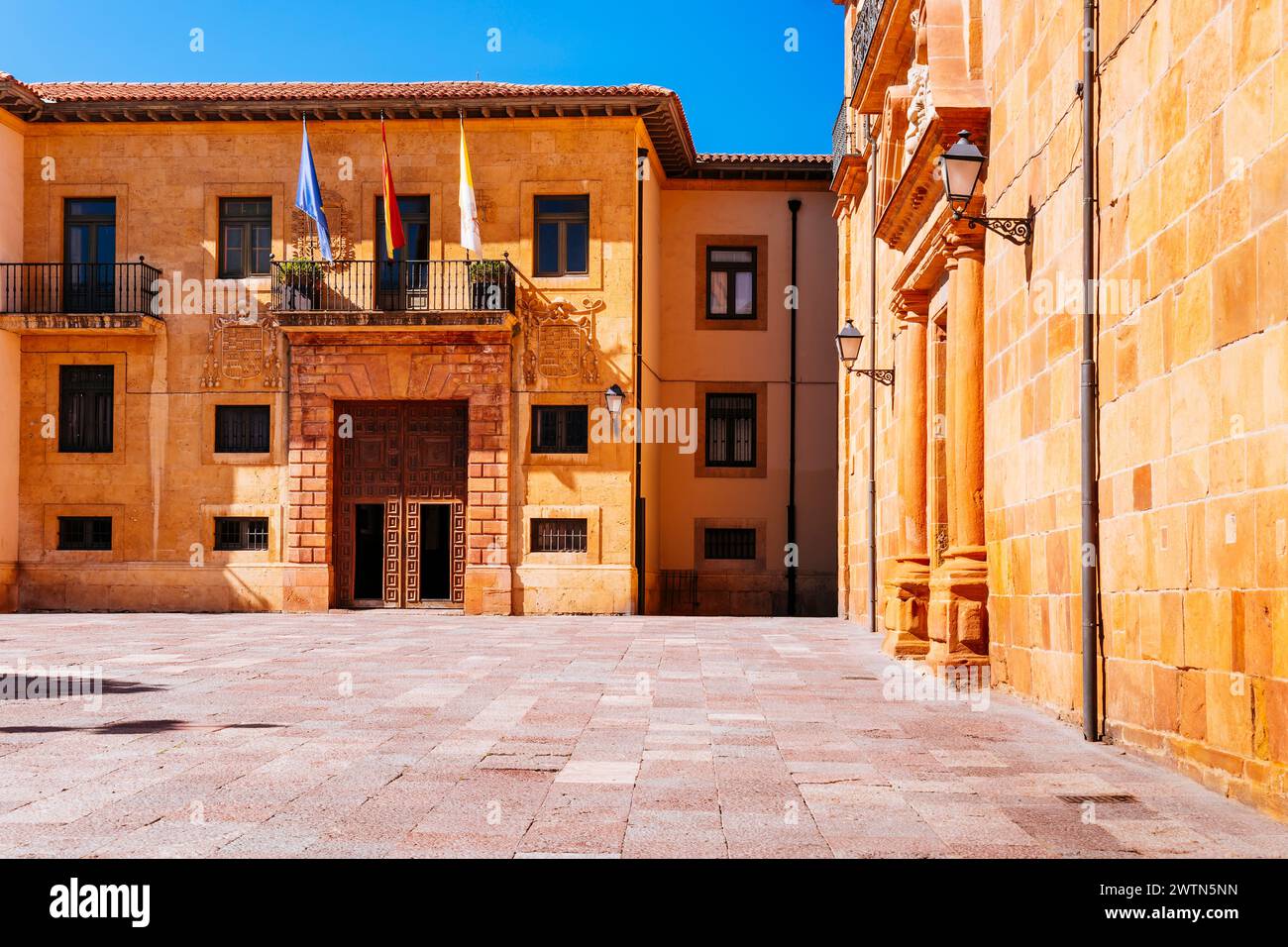 Palacio Episcopal - Palazzo Vescovile. Plaza de la Corrada del Obispo - Piazza Corrada del Obispo. Oviedo, Principado de Asturias, Spagna, Europa Foto Stock