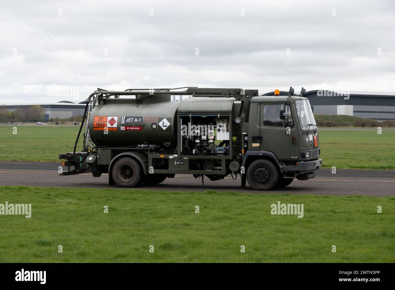 Autocisterna di carburante per aviazione presso Wellesbourne Airfield, Warwickshire, Regno Unito Foto Stock