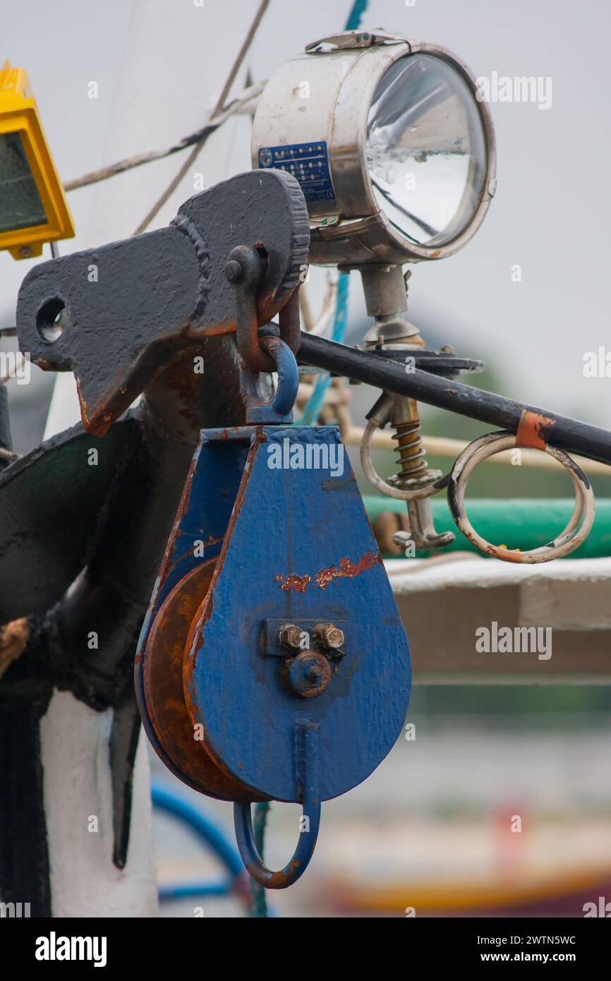 Imbarcazione per la pesca, attrezzatura a bordo, luce, macchina di rete, ascensore Foto Stock