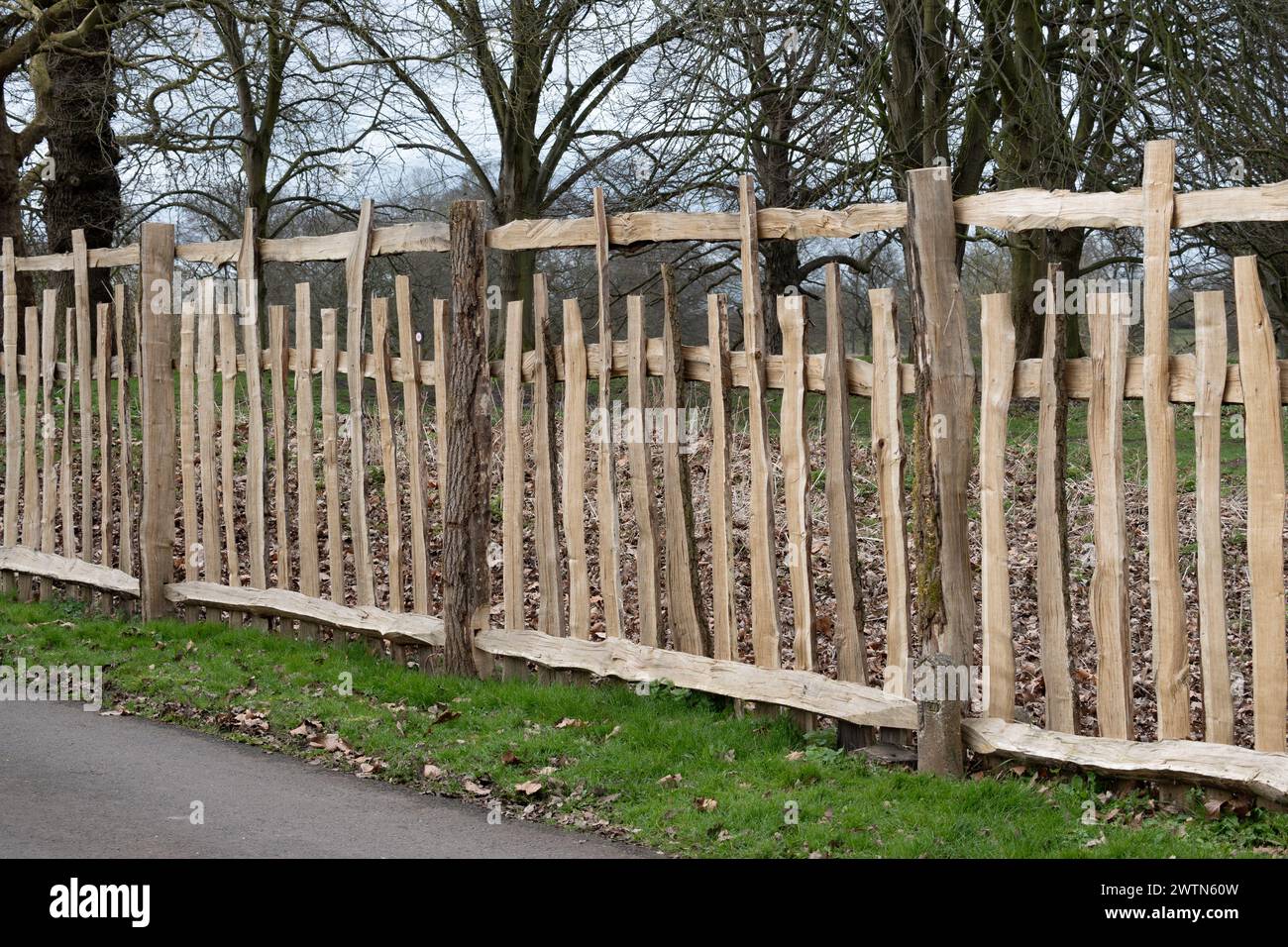 Recinzione in quercia, Charlecote, Warwickshire, Inghilterra, Regno Unito Foto Stock