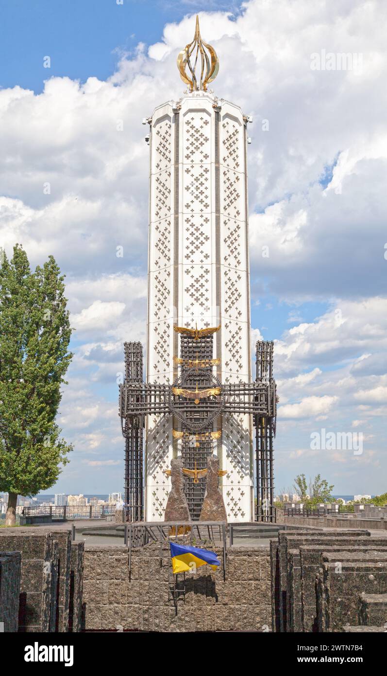 Kiev, Ucraina - 04 luglio 2018: La candela della memoria - monumento centrale, decorato con croci di vetro che simboleggiano le anime delle vittime della carestia Foto Stock