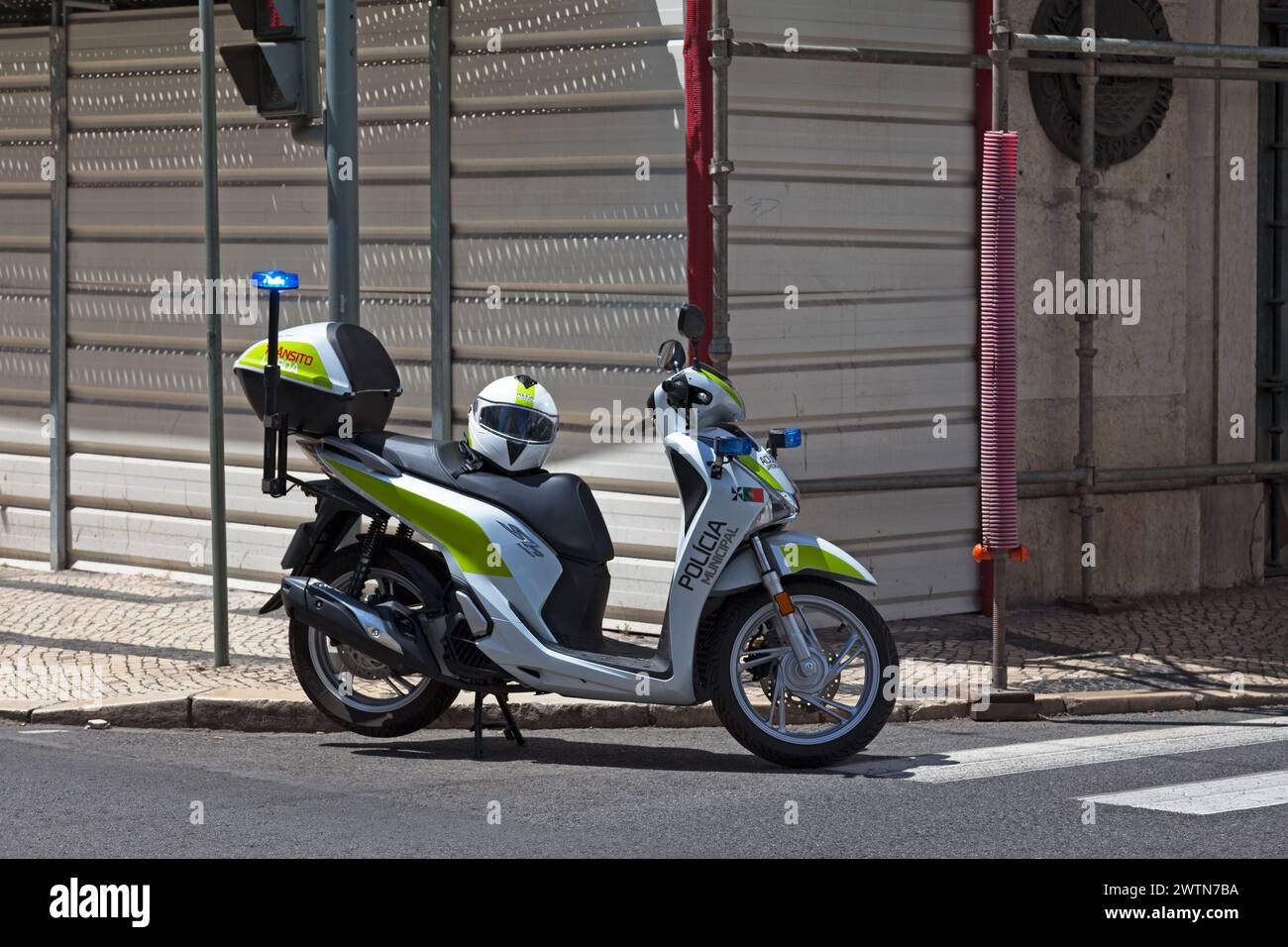 Lisbona, Portogallo - 02 giugno 2018: Uno scooter della polizia locale parcheggiato in una strada. Foto Stock