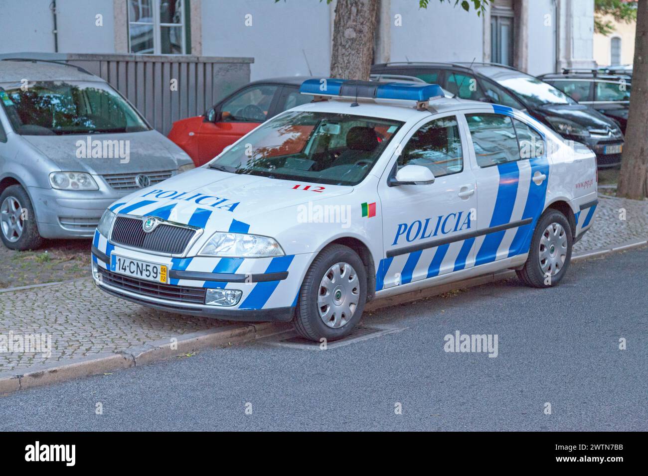 Lisbona, Portogallo - 01 giugno 2018: Auto della polizia parcheggiata in una strada di Almafa. Foto Stock