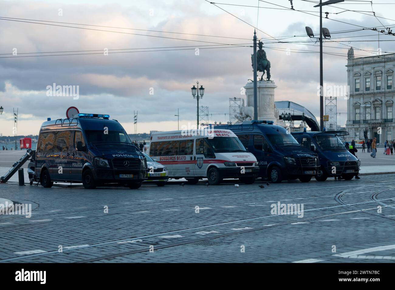 Lisbona, Portogallo - 01 giugno 2018: Un'auto della polizia locale, tre furgoni della polizia e un'ambulanza parcheggiati nella piazza del commercio (portoghese: Prac do Comércio) Foto Stock