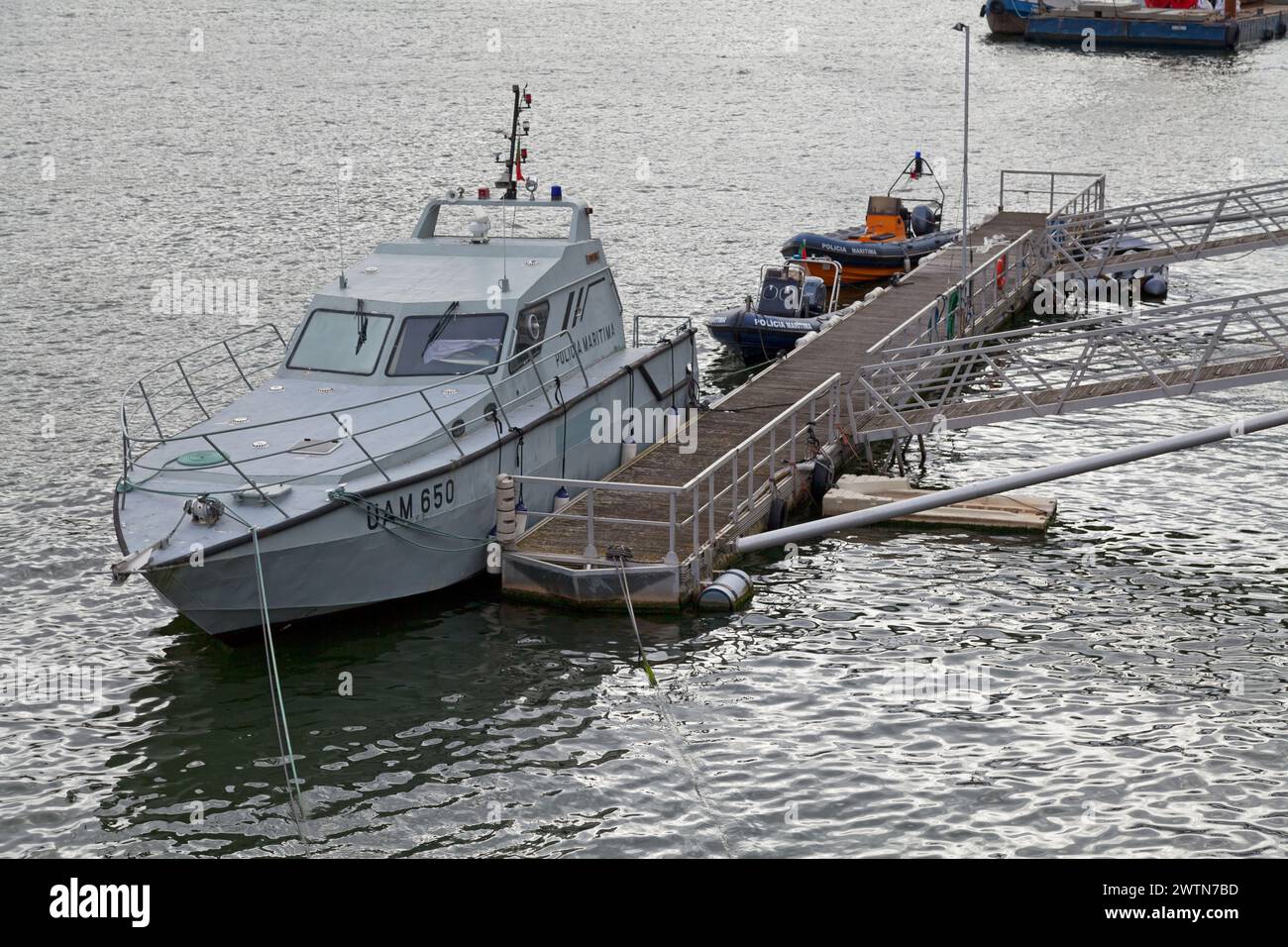 Porto, Portogallo - 3 giugno 2018: Barche della Policia Maritima ormeggiate fuori dalla stazione di polizia. Foto Stock