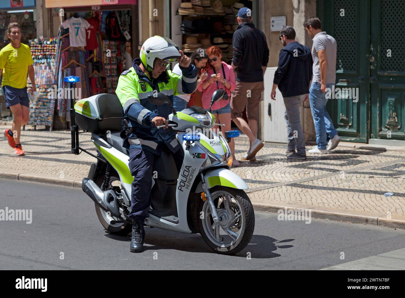 Lisbona, Portogallo - 01 giugno 2018: Ufficiale della Policia Municipal in attesa di un semaforo sul suo scooter. Foto Stock