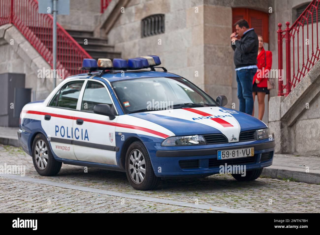 Porto, Portogallo - 3 giugno 2018: Auto della polizia parcheggiata fuori da una stazione di polizia nella città vecchia. Foto Stock