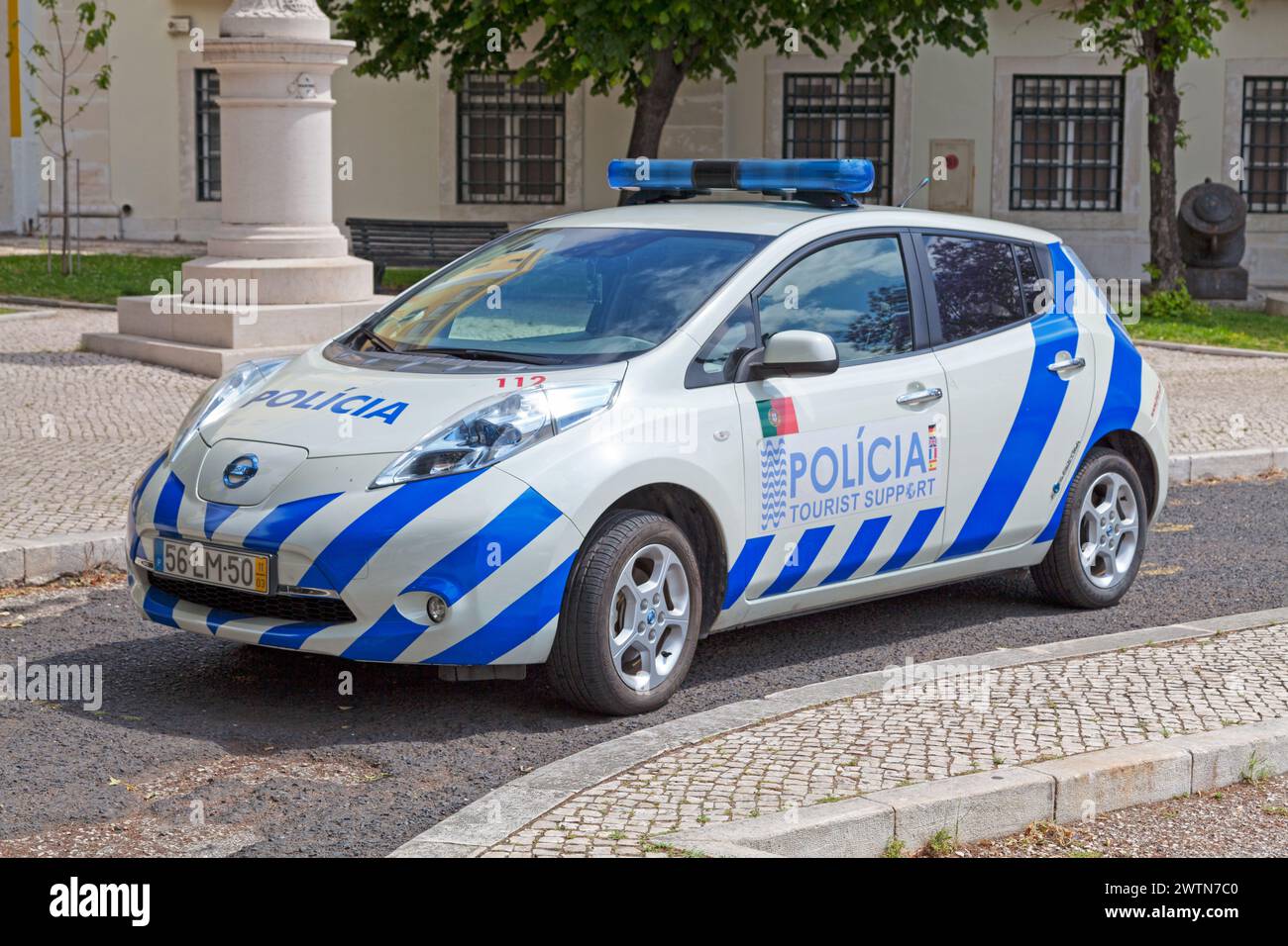 Lisbona, Portogallo - 01 giugno 2018: Auto della polizia del supporto Turistico Policia parcheggiata della stazione di polizia di Alfama. Foto Stock