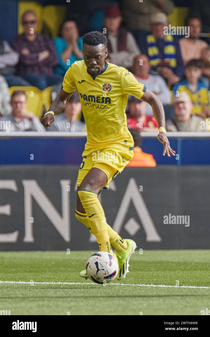 VILLARREAL, SPAGNA - 17 MARZO: Bertrand Traore ala destra del Villarreal CF corre con la palla durante la partita della Liga EA Sports tra Villarreal FC e Valencia CF all'Estadio de la ceramica il 17 marzo 2024 a Villarreal, Spagna. (Foto di Jose Torres/Photo Players Images) Foto Stock