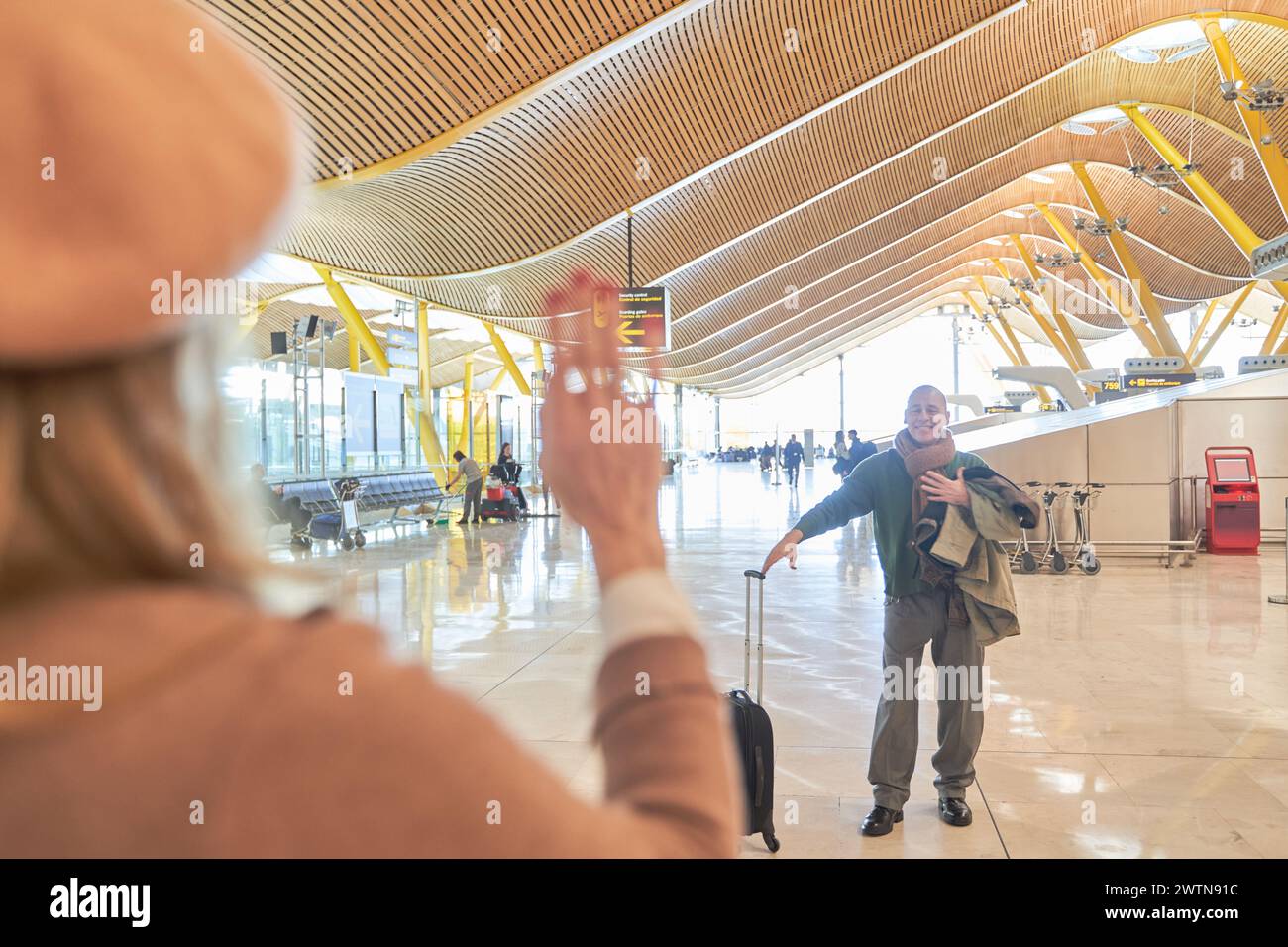 coppia che si salutano prima di volare all'aeroporto. addio a vicenda relazione a distanza Foto Stock