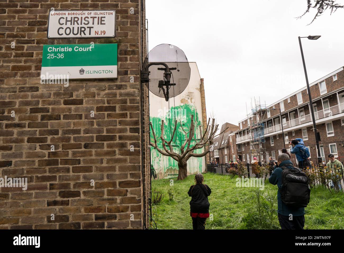 Banksy Tree Mural Hornsey Road Finsbury Park Londra 18 marzo 2024 Foto Stock