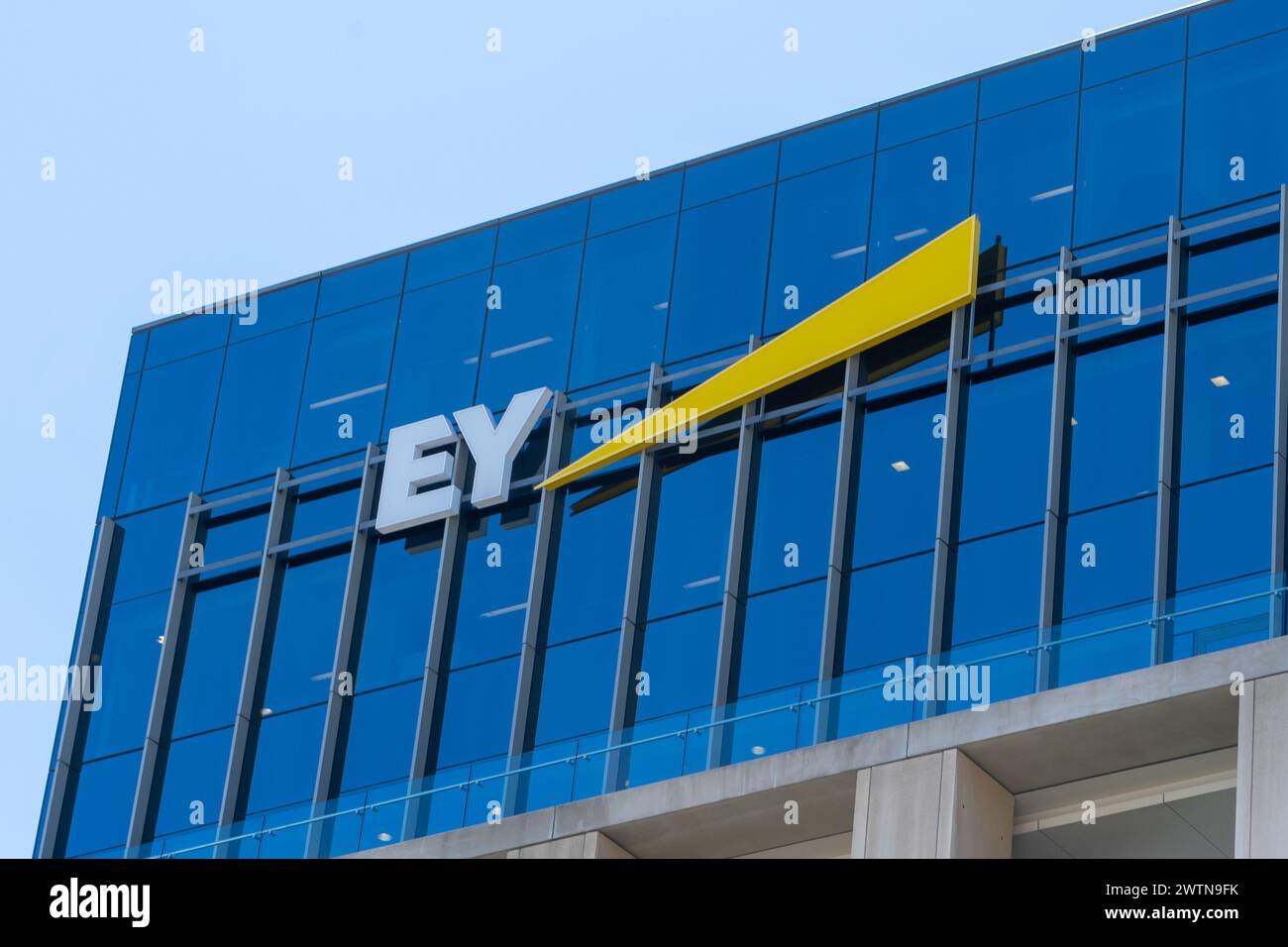 Primo piano del logo EY (Ernst and Young) sull'edificio di Auckland, nuova Zelanda. Foto Stock