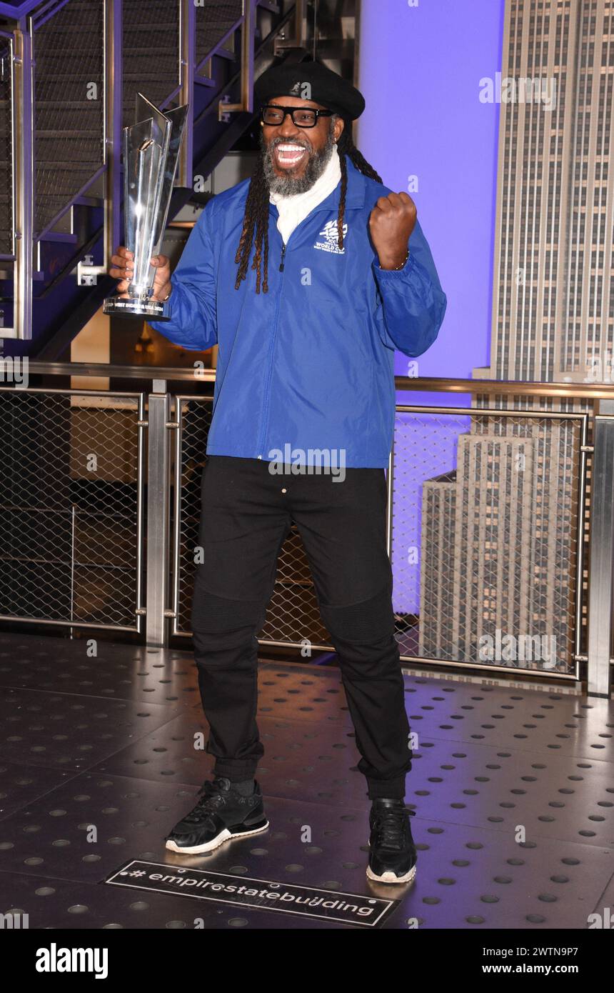 New York, New York, Stati Uniti. 18 marzo 2024. Chris Gayle illumina l'Empire State Building per celebrare l'International Cricket CouncilÕs MenÕs T20 World Cup Trophy Tour il 18 marzo 2024 a New York. Crediti: Mpi099/Media Punch/Alamy Live News Foto Stock