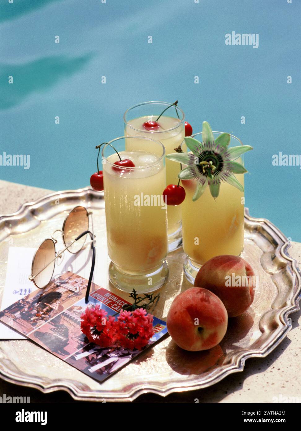 Monaco. Monte Carlo. Bevande su vassoio presso la piscina. Foto Stock