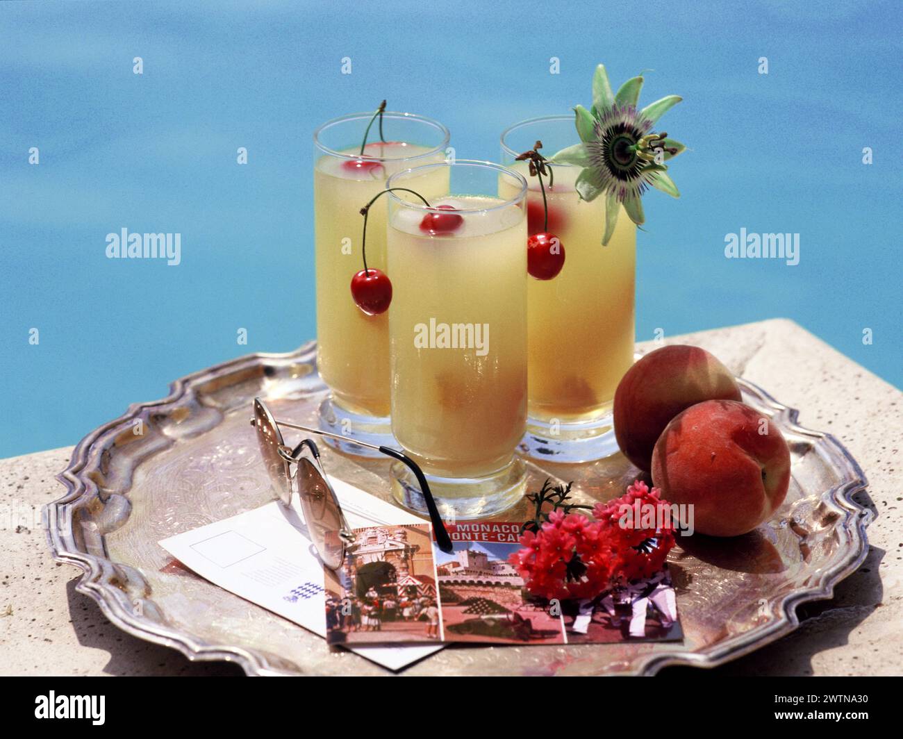 Monaco. Monte Carlo. Bevande su vassoio presso la piscina. Foto Stock
