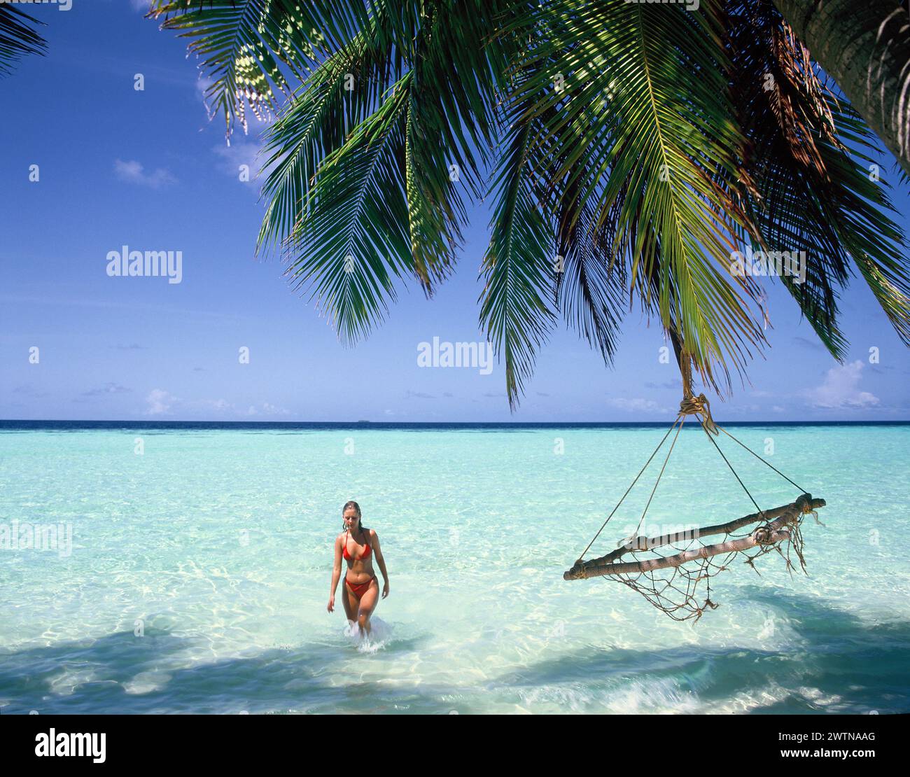Maldive. Giovane donna sulla spiaggia tropicale. Foto Stock