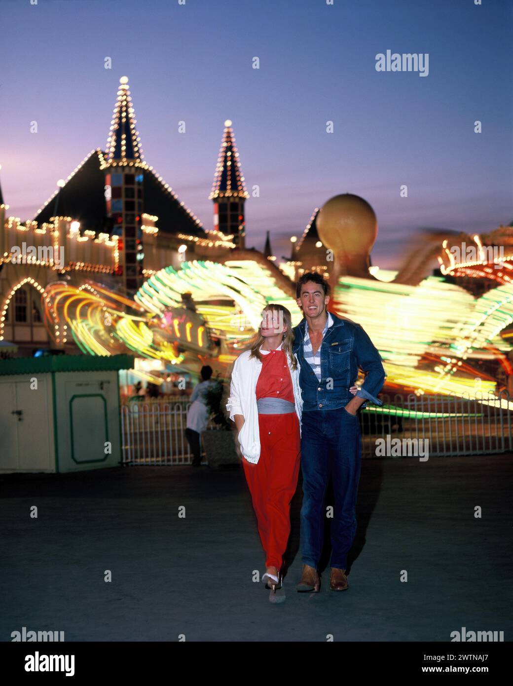 Australia. A nord di Sydney. Luna Park di notte. Giovane coppia che cammina. Foto Stock