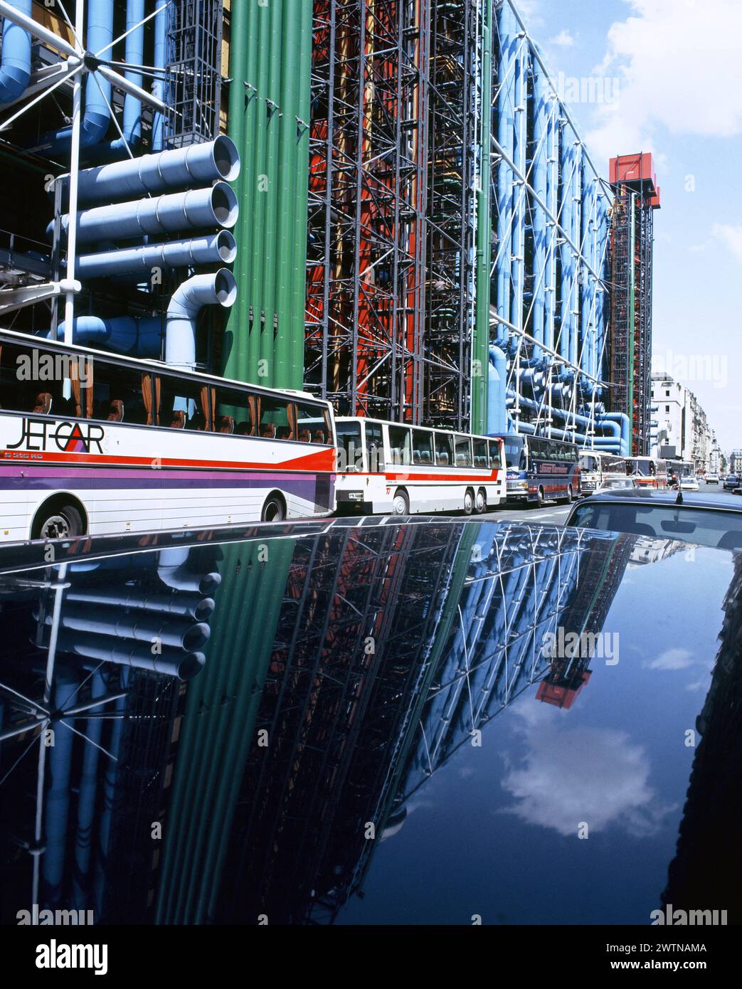 Francia. Parigi. Centro culturale Pompidou con pullman turistici. Foto Stock