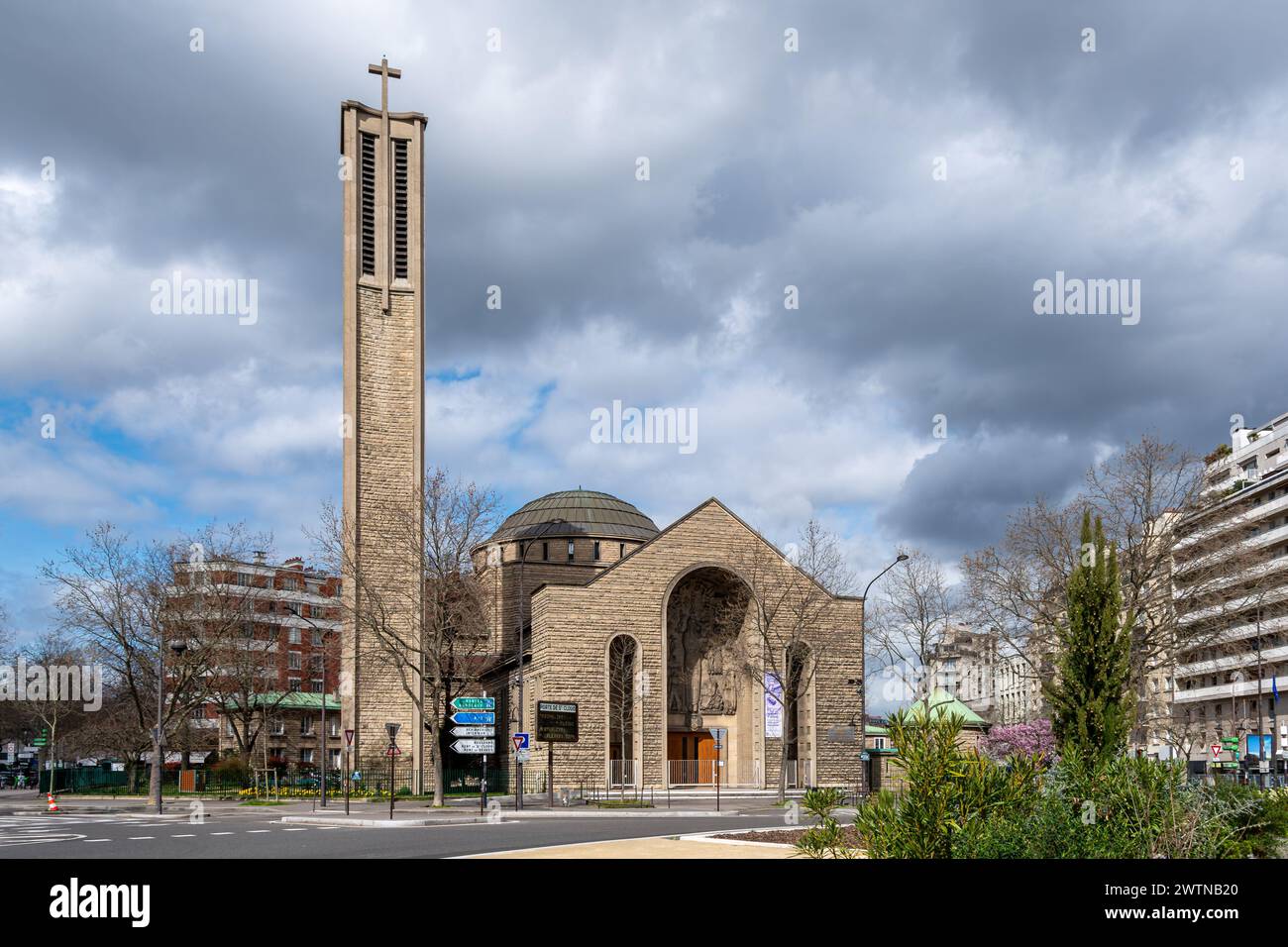 Vista esterna della chiesa cattolica di Sainte Jeanne de Chantal, situata a porte de Saint-Cloud nel 16° arrondissement di Parigi Foto Stock