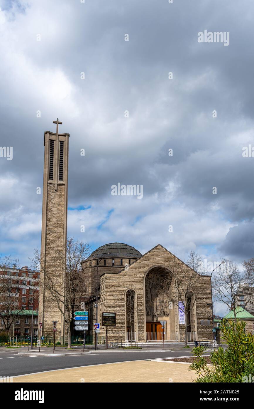 Vista esterna della chiesa cattolica di Sainte Jeanne de Chantal, situata a porte de Saint-Cloud nel 16° arrondissement di Parigi Foto Stock