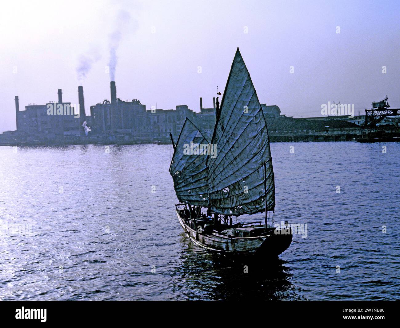 Cina. Shanghai. Imbarcazione cinese spazzatura nella zona industriale del porto. anni '1970 Foto Stock