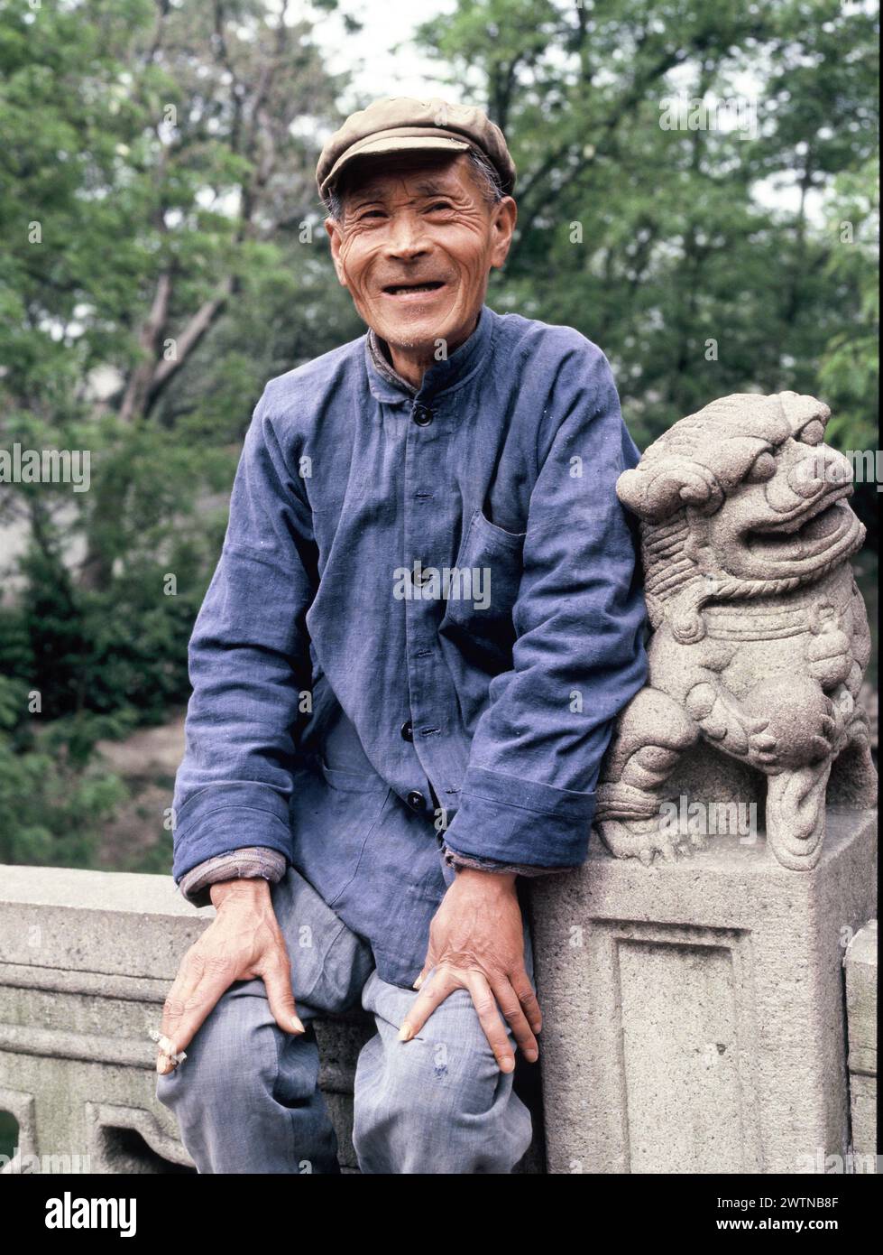 Cina. Jiangsu. Suzhou. Pagoda di Tiger Hill. Vecchio seduto su una balaustra di pietra. anni '1970 Foto Stock