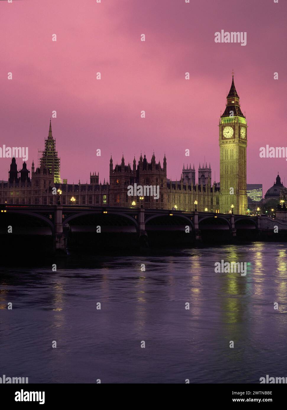 Inghilterra. Londra. Il Parlamento con il Big Ben e il fiume Tamigi di notte. Foto Stock