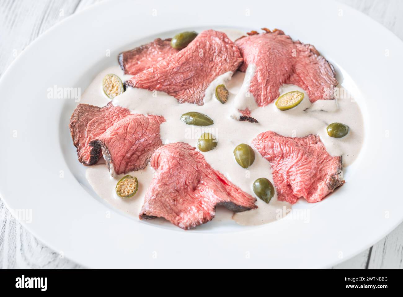Vitello tonnato - vitello a fette ricoperto da una crema di tonno Foto Stock