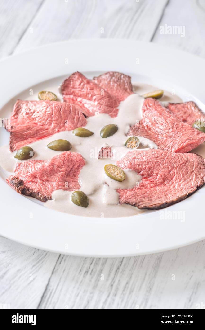 Vitello tonnato - vitello a fette ricoperto da una crema di tonno Foto Stock