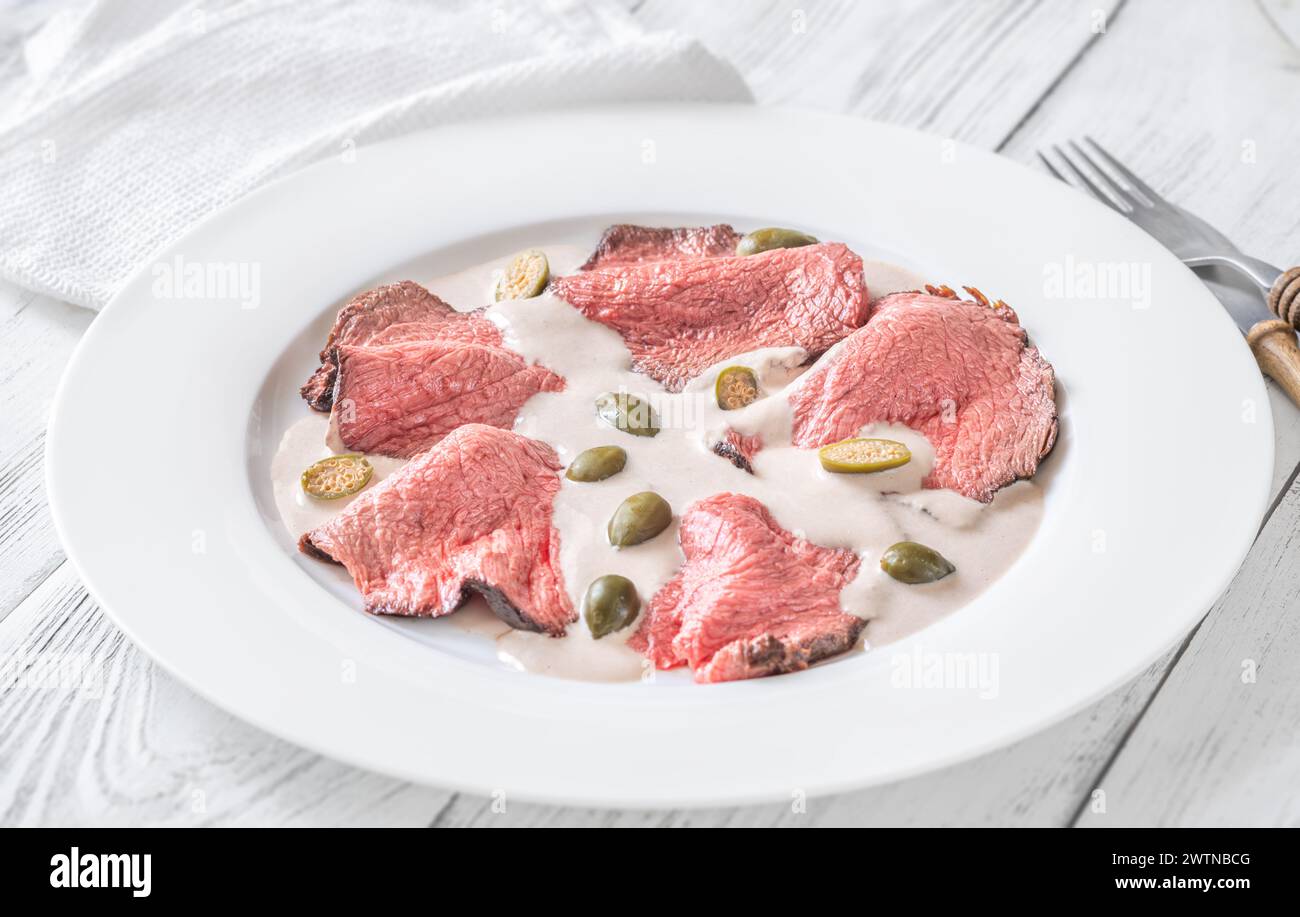 Vitello tonnato - vitello a fette ricoperto da una crema di tonno Foto Stock