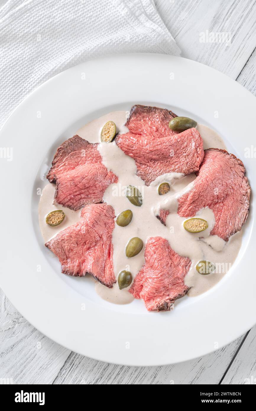 Vitello tonnato - vitello a fette ricoperto da una crema di tonno Foto Stock