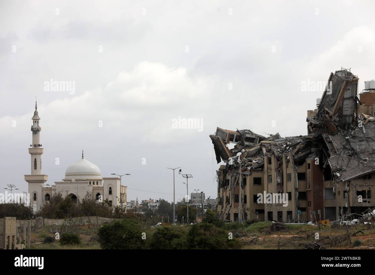 Una vista di distrutta nella città di alloggio dei prigionieri dopo le incursioni israeliane nella città di Gaza Una vista di distrutta nella città di alloggio dei prigionieri dopo le incursioni israeliane nella città di Gaza il 18 marzo 2024. Foto di Naaman Omar apaimages Gaza città Striscia di Gaza territorio palestinese 180324 Gaza NAA 3 004 Copyright: XapaimagesxNaamanxOmarxxxapaimagesx Foto Stock