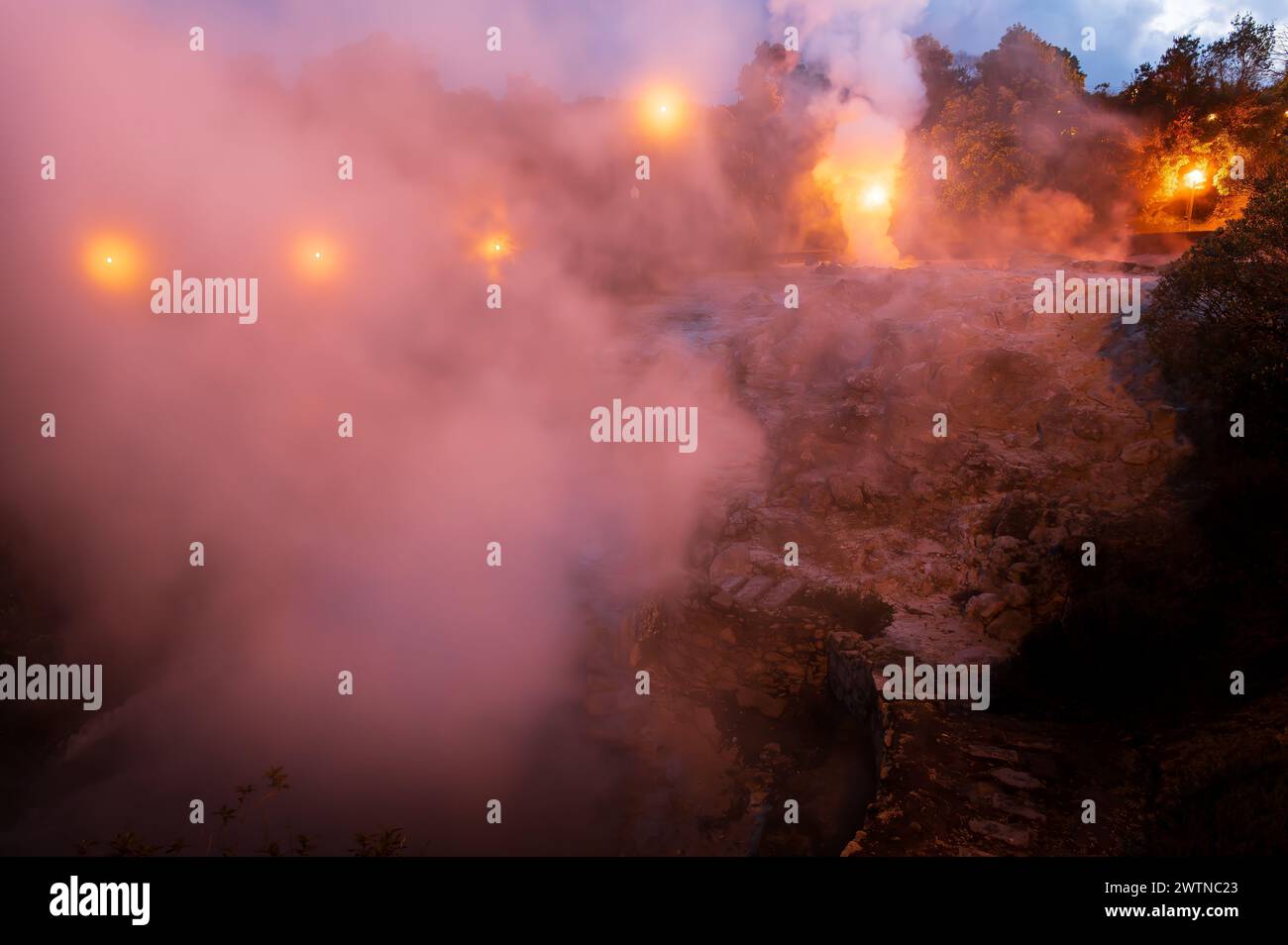 Caldeiras das Furnas con sorgenti termali calde, isola di Sao Miguel, Azzorre, Portogallo. Foto Stock