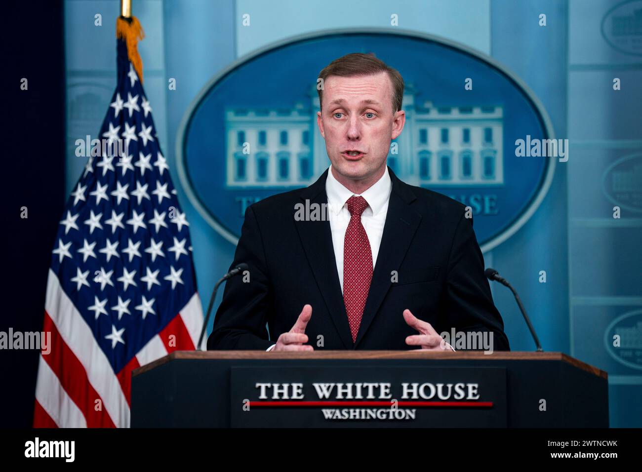 Jake Sullivan, consigliere per la sicurezza nazionale degli Stati Uniti, interviene durante una conferenza stampa nella James S. Brady Press Briefing Room alla Casa Bianca di Washington, DC, USA, lunedì 18 marzo, 2024 Sullivan ha detto che il presidente degli Stati Uniti Joe Biden ha chiesto al primo ministro israeliano Benjamin Netanyahu di inviare una squadra di militari, intelligence e funzionari umanitari a Washington per discutere la pianificazione di Israele per Rafah e per definire un approccio alternativo che avrebbe preso di mira Hamas e protetto il confine tra Egitto e Gaza senza un'invasione su vasta scala.credito: al Drago/Pool tramite CNP /MediaPunch Foto Stock