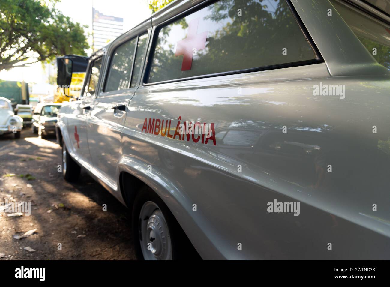 Salvador, Bahia, Brasile - 2 dicembre 2023: Vista di un'ambulanza in una mostra di auto d'epoca nella città di Salvador, Bahia. Foto Stock