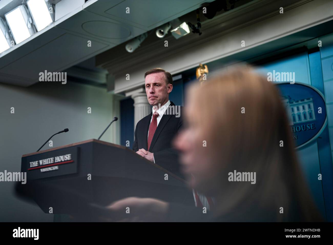 Jake Sullivan, consigliere per la sicurezza nazionale degli Stati Uniti, durante una conferenza stampa nella James S. Brady Press Briefing Room presso la Casa Bianca di Washington, DC, USA, lunedì 18 marzo, 2024 Sullivan ha detto che il presidente degli Stati Uniti Joe Biden ha chiesto al primo ministro israeliano Benjamin Netanyahu di inviare una squadra di militari, i servizi segreti e i funzionari umanitari a Washington per discutere Israels della pianificazione di Rafah e per delineare un approccio alternativo che avrebbe preso di mira Hamas e protetto il confine tra Egitto e Gaza senza un'invasione su vasta scala. Credito: Al Drago/Pool tramite CNP Foto Stock