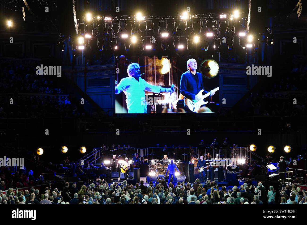 Simon Townshend, Roger Daltrey e Pete Townshend dei The Who sul palco durante lo spettacolo Teenage Cancer Trust alla Royal Albert Hall di Londra. Data foto: Lunedì 18 marzo 2024. Foto Stock