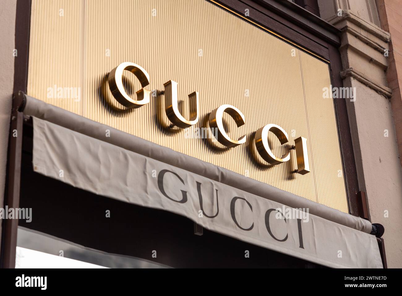 Monaco di Baviera, Germania - 25 dicembre 2021: Insegna e logo Gucci all'ingresso dei negozi di lusso in Maximilanstrasse, Maximilian Street a Monaco di Baviera, Germania. Foto Stock