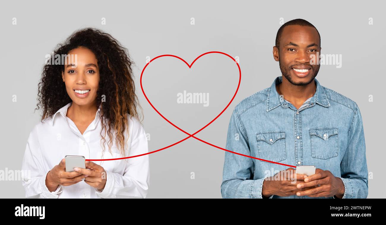 Una donna radiosa con una camicia bianca e un uomo felice con una camicia in denim possono contenere entrambi smartphone Foto Stock