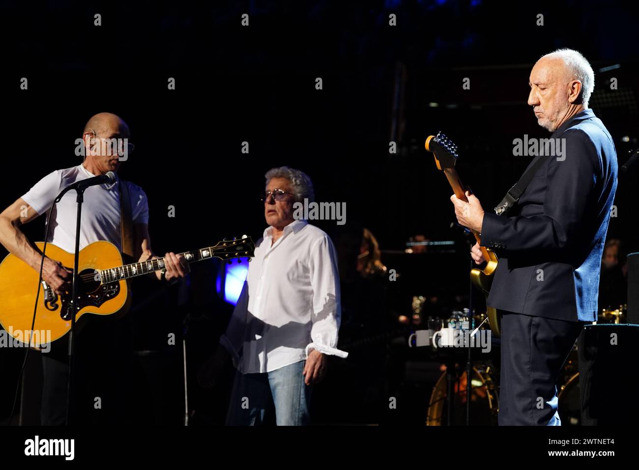 Pete Townshend (a destra) degli Who sul palco durante lo spettacolo Teenage Cancer Trust alla Royal Albert Hall di Londra. Data foto: Lunedì 18 marzo 2024. Foto Stock