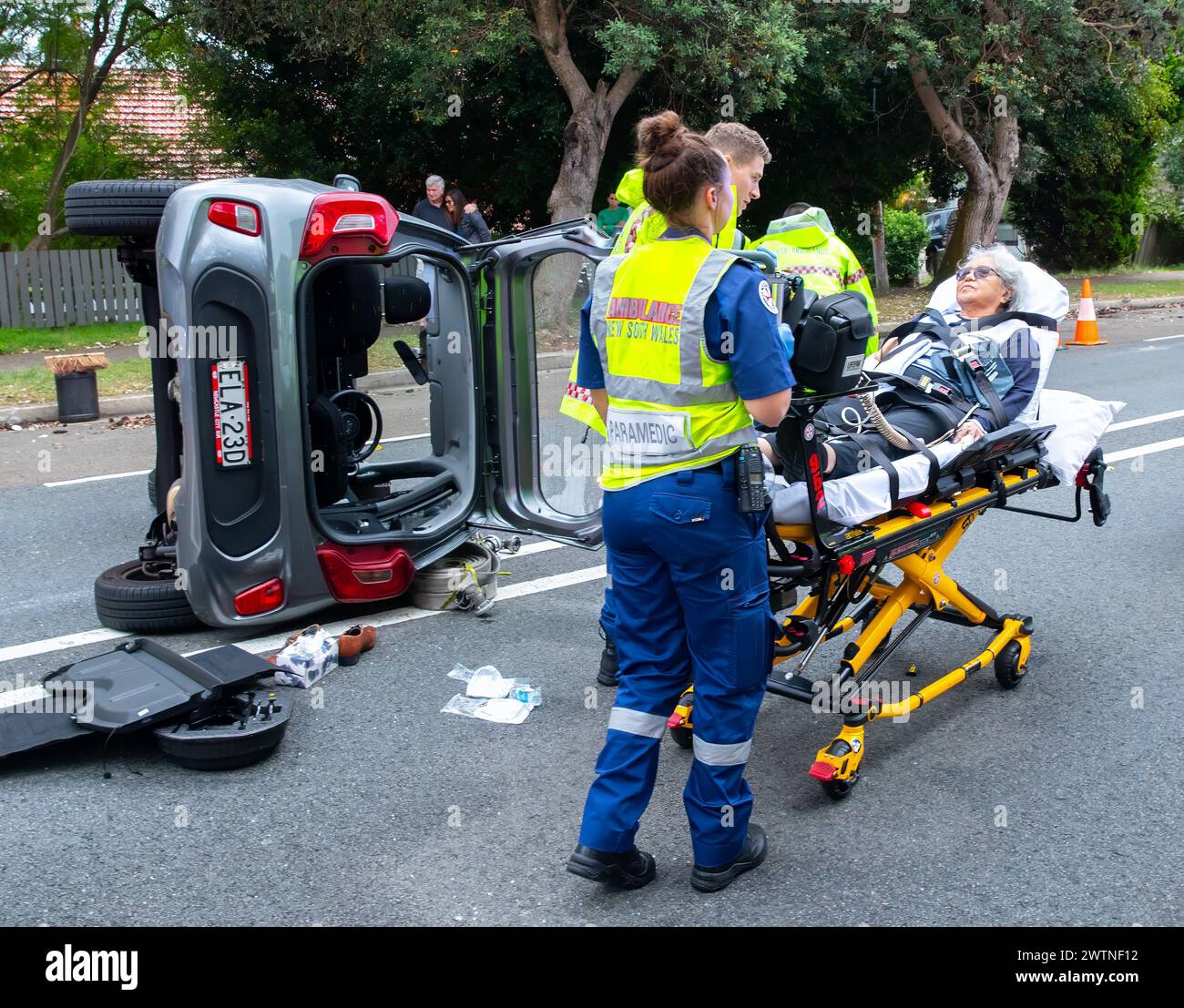 Automobilista evacuato dai lavoratori di emergenza dopo un incidente d'auto. Foto Stock