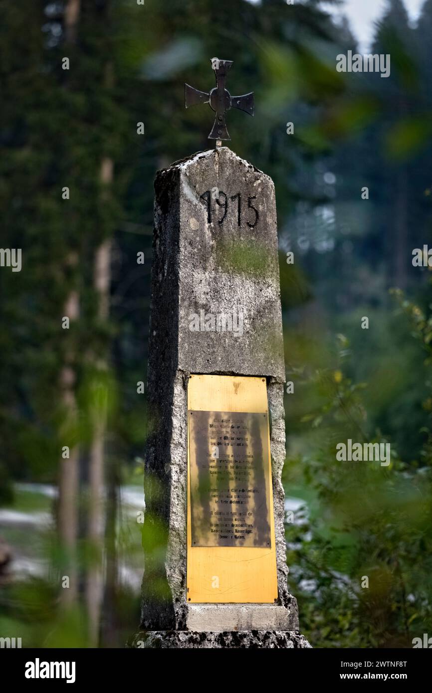 Pietra commemorativa del cimitero asburgico della grande Guerra a Fort Cherle. Folgaria, Alpe Cimbra, Trentino, Italia. Foto Stock