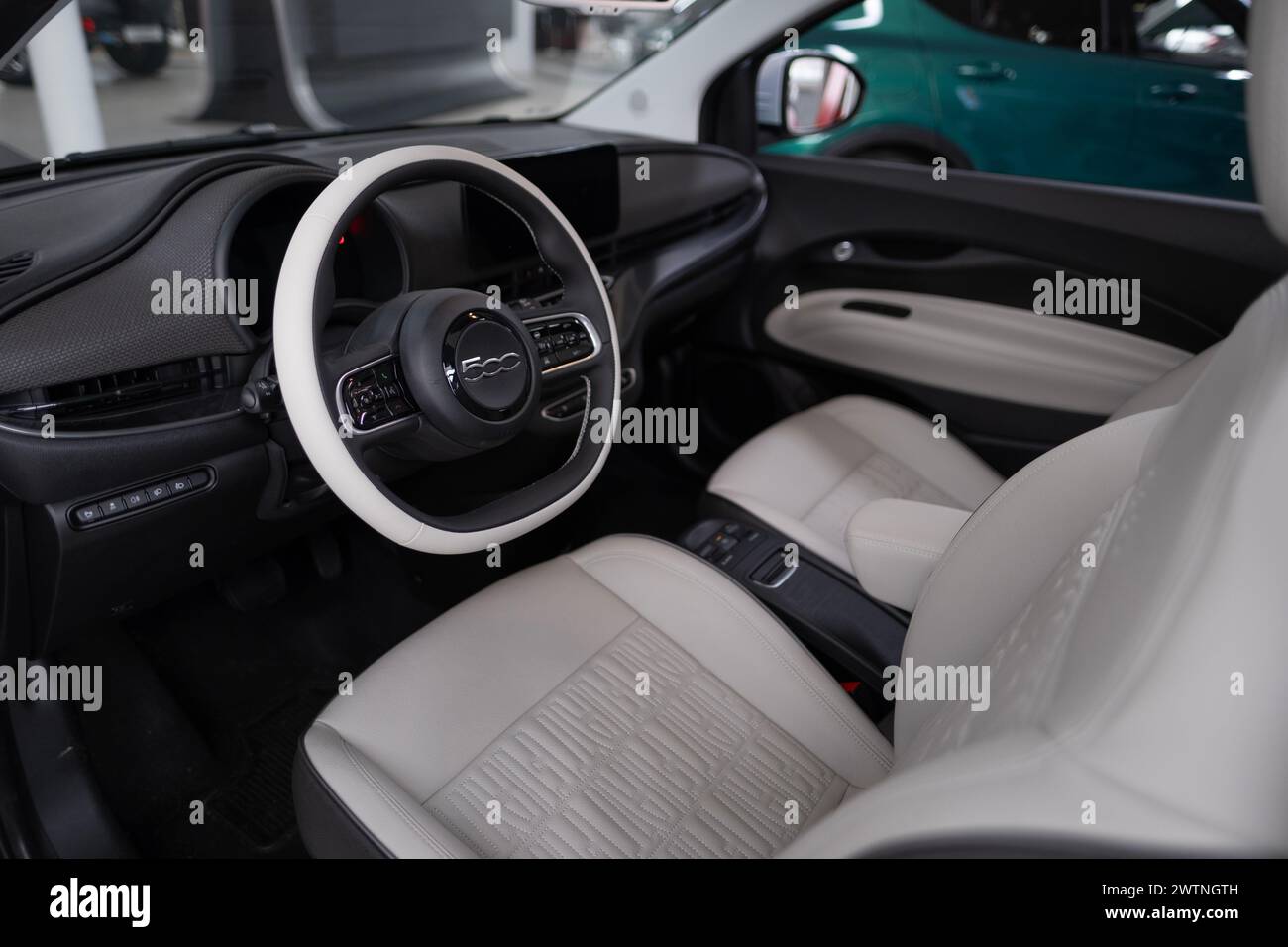 Volante, quadro strumenti, quadro strumenti, quadro strumenti digitale, cruscotto Fiat 500 e Classic Cabrio car, Innovation Automotive Industry Show a Francoforte, G. Foto Stock