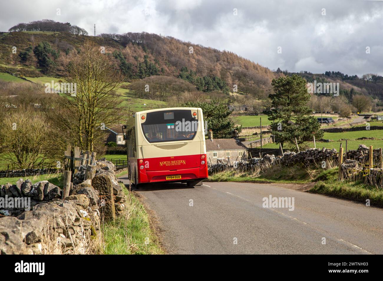 Servizio di autobus rurale nel Derbyshire Peak District National Park vicino a Eyam Foto Stock