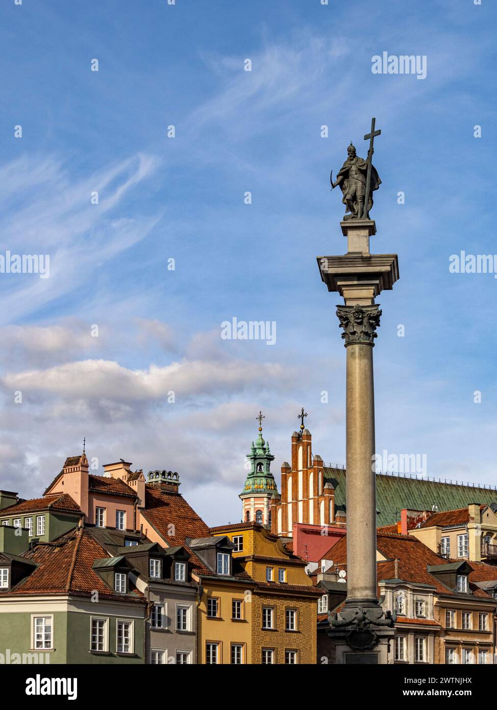 Colonna Sigismondo III Vasa con pochi edifici della città Vecchia sullo sfondo. Cielo blu, leggermente coperto di nuvole. Colori vivaci della vecchia Europa Foto Stock