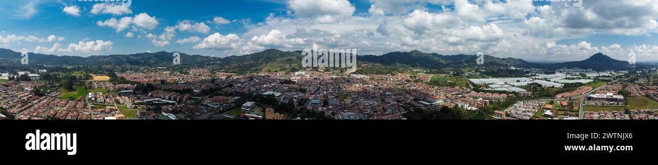 La Ceja, Antioquia - Colombia. 9 marzo 2024. Veduta aerea con drone del comune, fondato il 7 dicembre 1789. Foto Stock