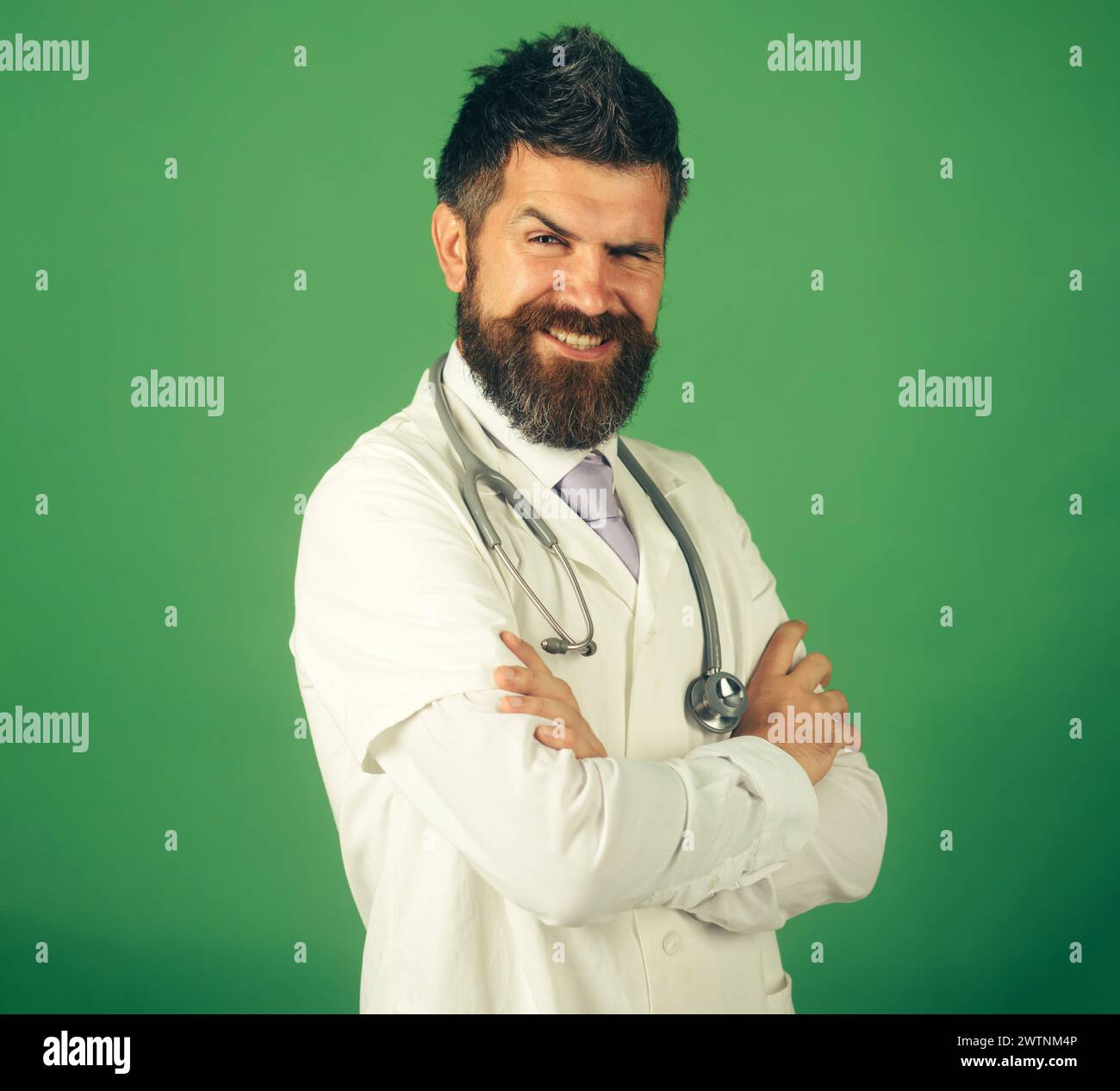 Concetto di clinica, sanità, medicina e personale medico. Medico maschio sorridente in cappotto medico bianco con stetoscopio in ospedale. Servizio di ambulanza Foto Stock