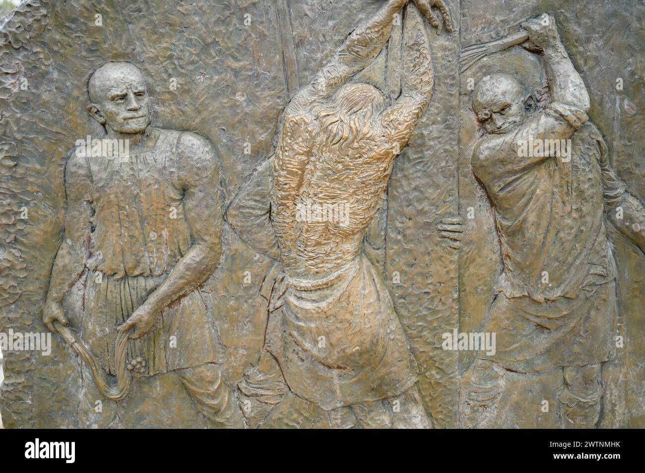 The Scourging at the Pillar – Second Sorrowful Mystery. Una scultura in rilievo sul Monte Podbrdo (la collina delle apparizioni) a Medjugorje. Foto Stock