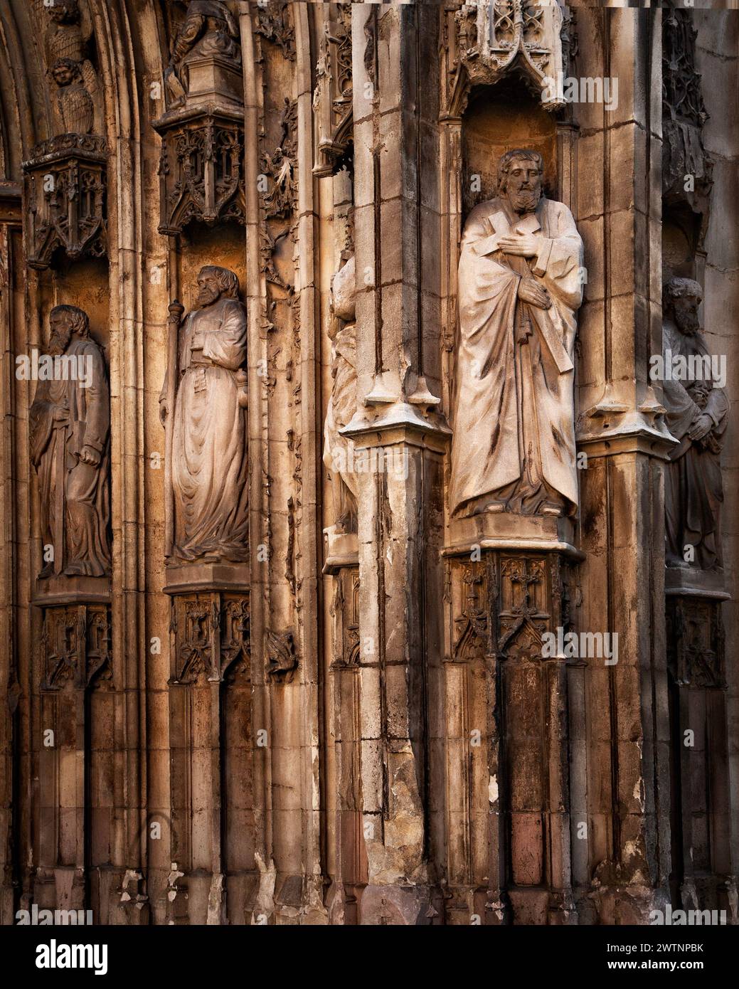 La facciata decorativa della cattedrale di Aix (Cathédrale Saint-Sauveur d'Aix-en-Provence) ad Aix-en-Provence nel sud della Francia. Foto Stock
